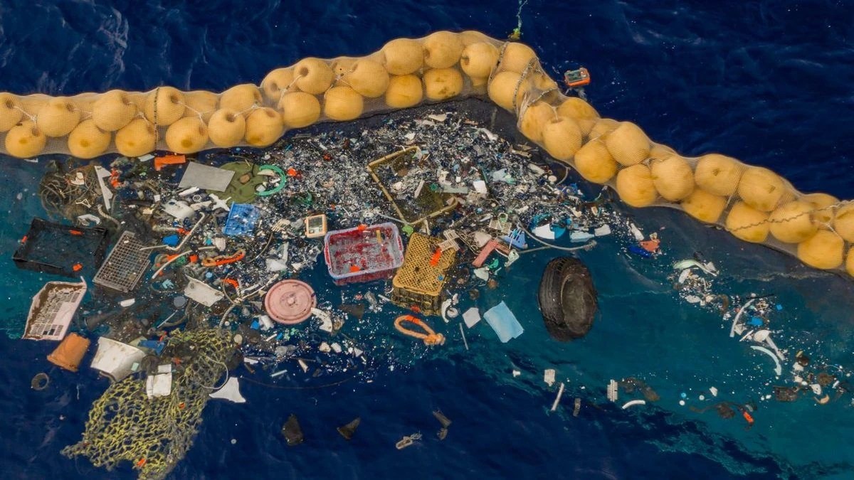 Océan plastique : piège flottant pour un monde jetable